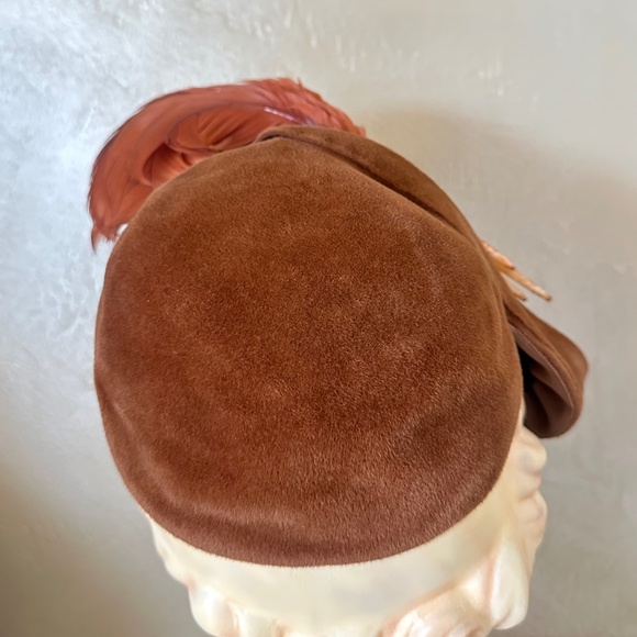 FASHIONABLE 1950s' RUSTY BROWN VELOUR FELT HAT + BOW + CURLY FEATHERS - Picture 4 of 12